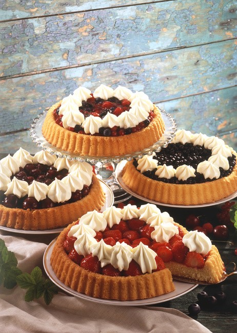 verschiedene Obstkuchen mit Kirschen, Erdbeeren oder Heidelbeeren