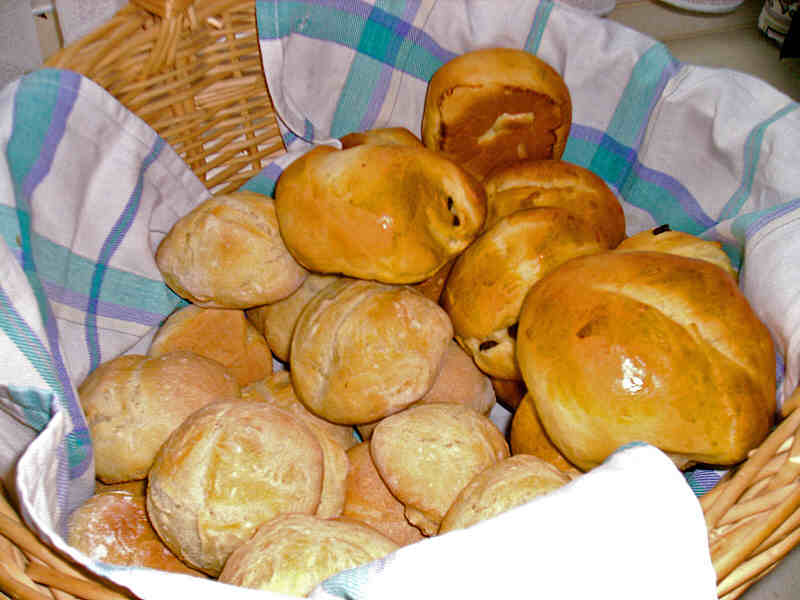 leckere Sonntagsbrötchen, im Brotkorb