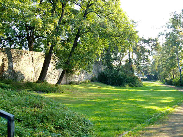 Die Klostermauer begrenzt den Lorscher Klostergarten