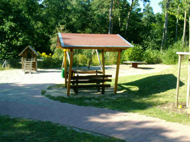 Radwandern oder Trekking Rastplatz, Schutzhütte auf dem Spielplatz in Lampertheim Neuschloss.