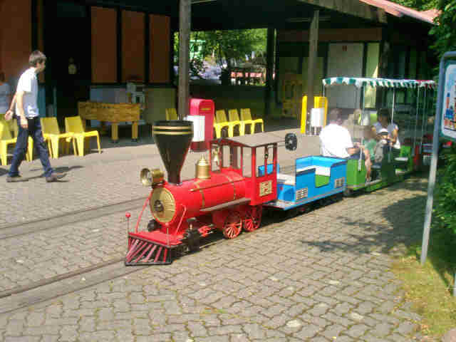 Mit der kleinen Eisenbahn durch den Märchenwald fahren