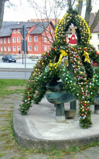 Bunt geschmückter Osterbrunnen