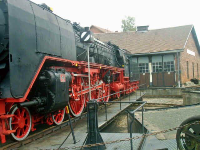 Schnellzug- Dampflock vor dem Lokschuppen