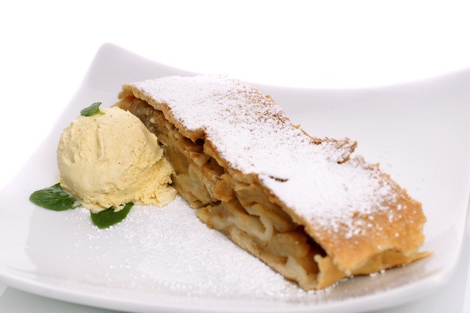 Apfelstrudel mit Eis