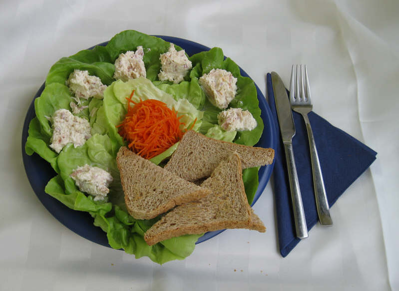 Fisch mit Frischkäse auf Salat