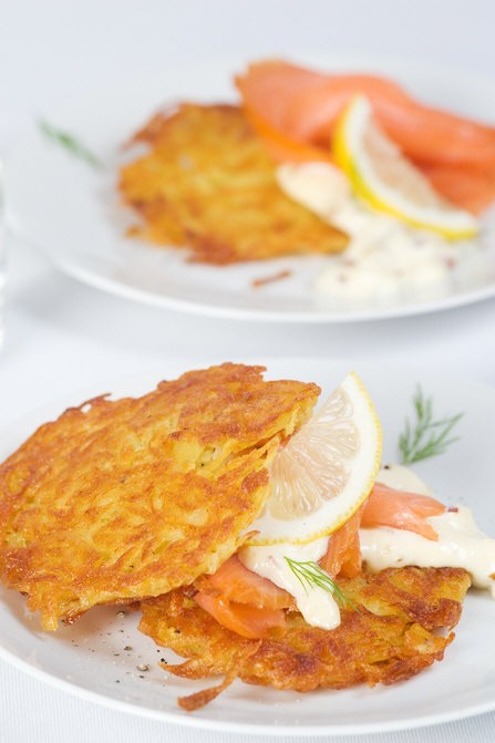 Räucherlachs an Kartoffelpuffer mit Sahnemeerrettich