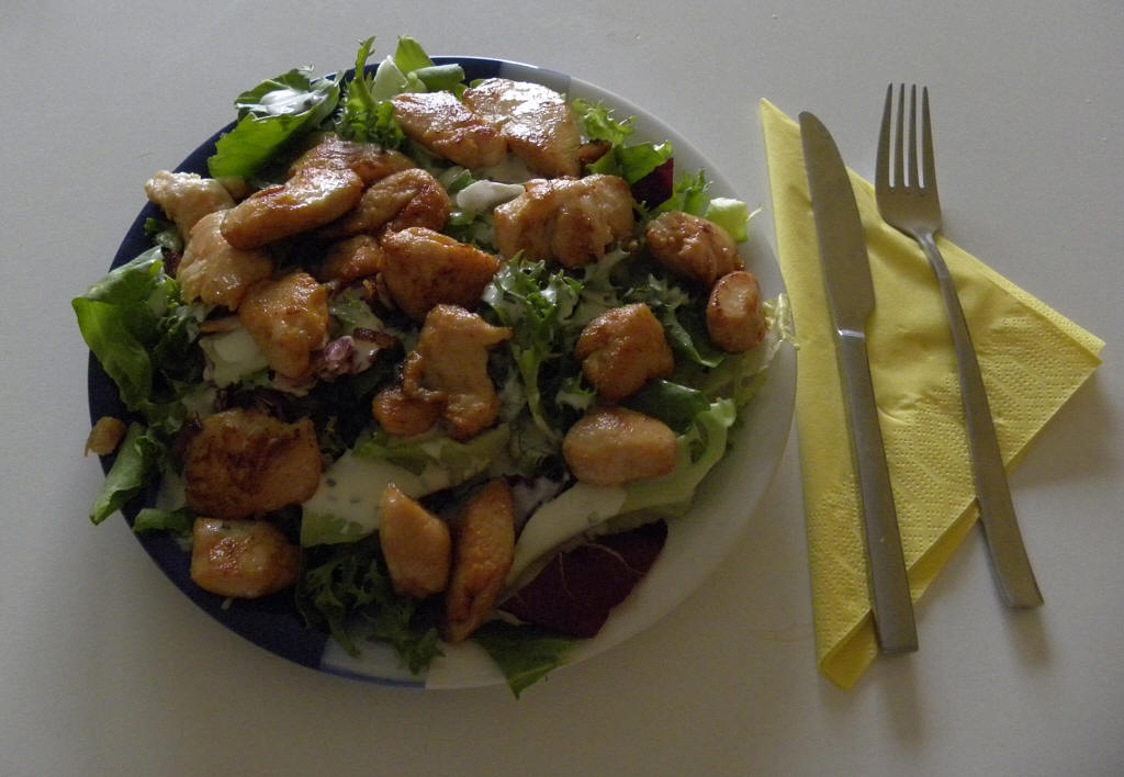 Ein Salat mit Hähnchenbrust als Hauptgericht