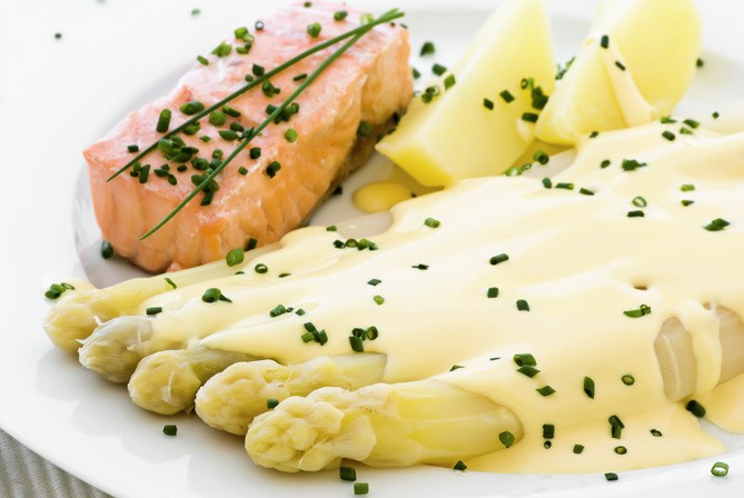 Lachsgericht mit Spargel