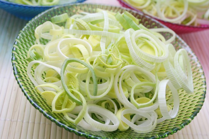 Lauchsalat mit Fleischurst und Ananas