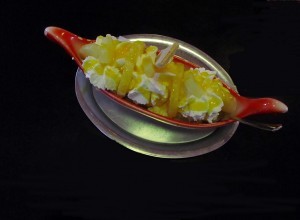 Fruchteis mit Ananas und Sahne