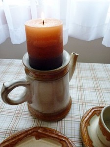 Dekoration einer Kaffeekanne als Kerzenständer